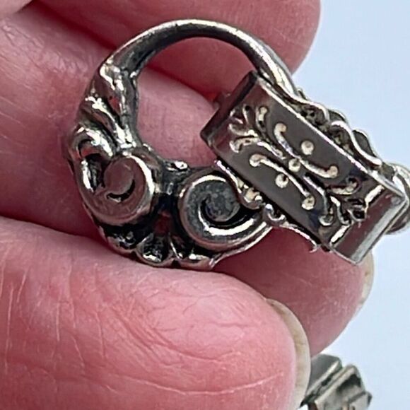 Vintage door knocker style screwback ornate earrings. - Picture 4 of 7